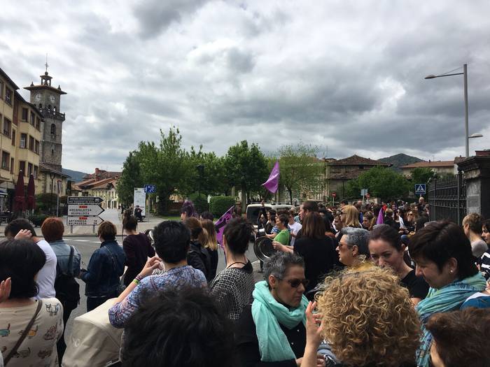 Aiaraldeko mugimendu feministaren epaitegiko protesta