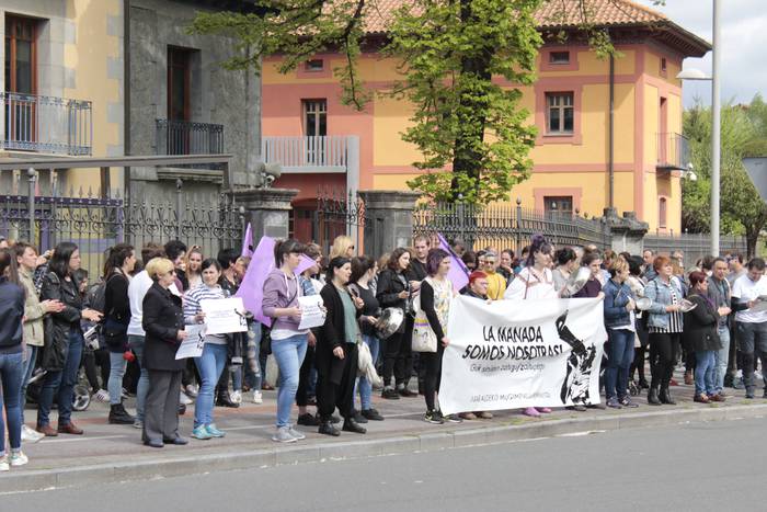Aiaraldeko mugimendu feministaren epaitegiko protesta