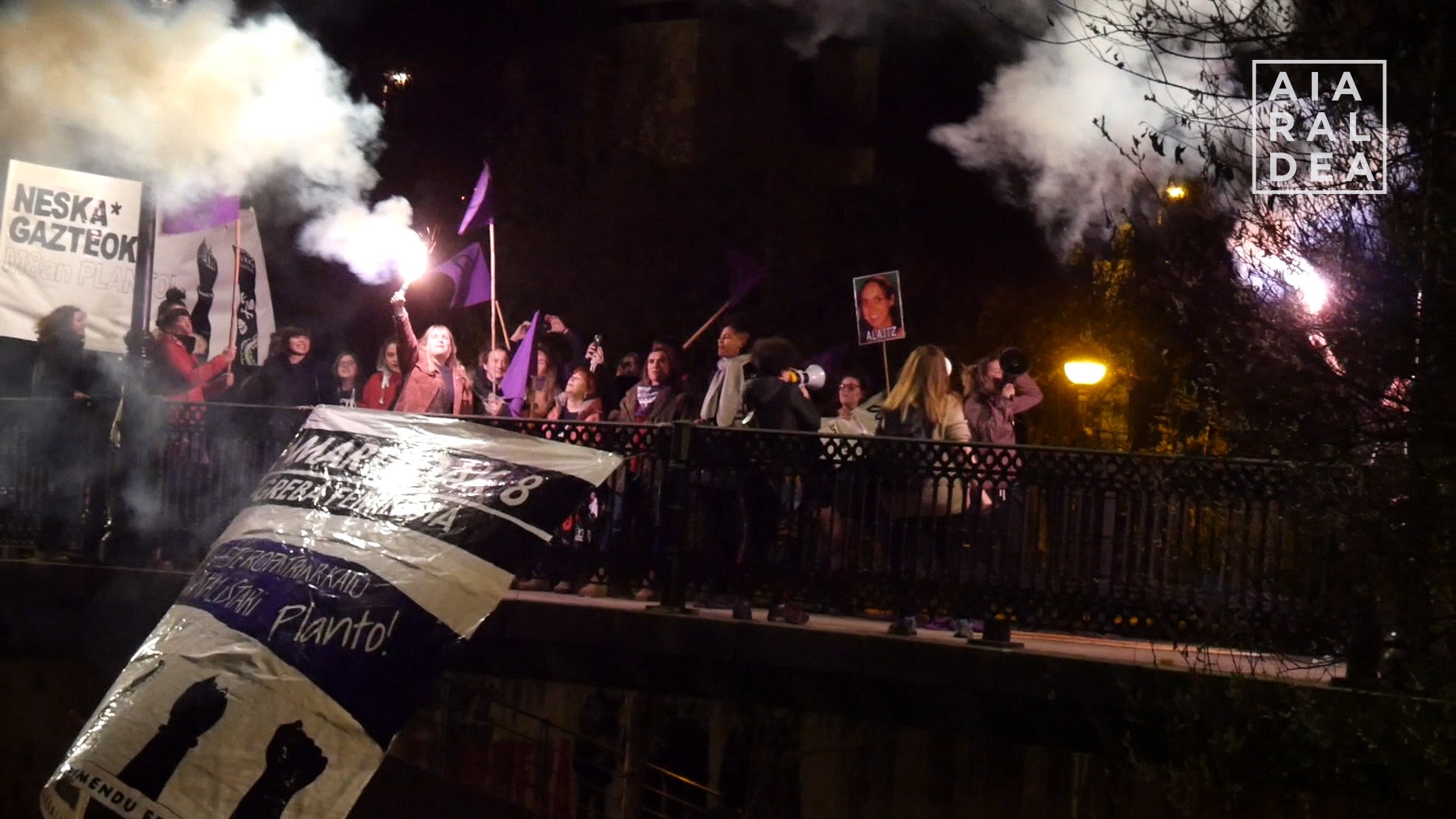 Suziriak jaurtita piztu dute greba feminista Aiaraldean