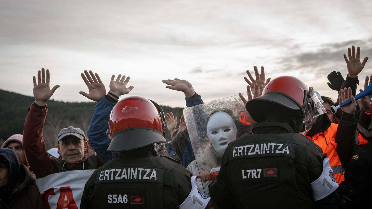 Piketeak, Ertzaintza eta eskualdea astindu duten 301 kaleratze