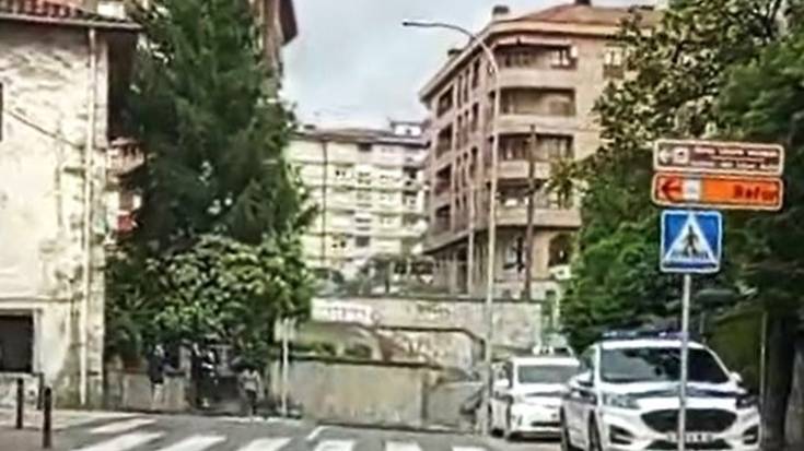 Etxe okupatu bat husten ari da Amurrioko Udaltzaingoa