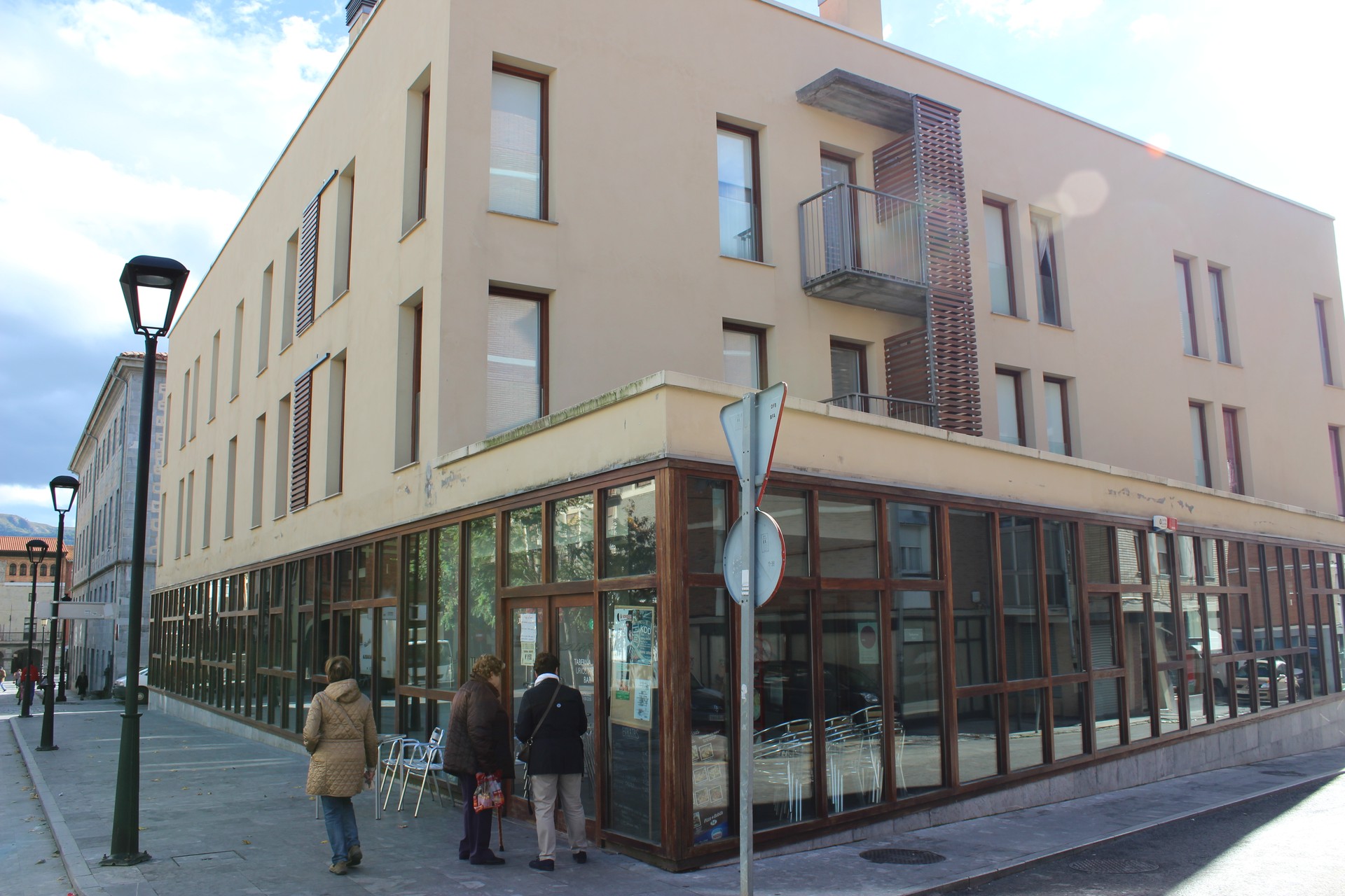 Erretiratuen etxeko taberna ustiatzeko zerbitzuaren emakida lizitatzeko prozedura abiatu du berriro Urduñako Udalak