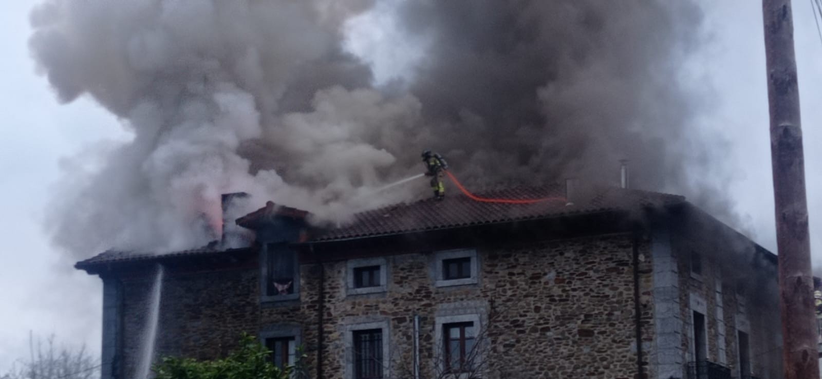 Sutea piztu da Otxanduri auzuneko etxebizitza batean