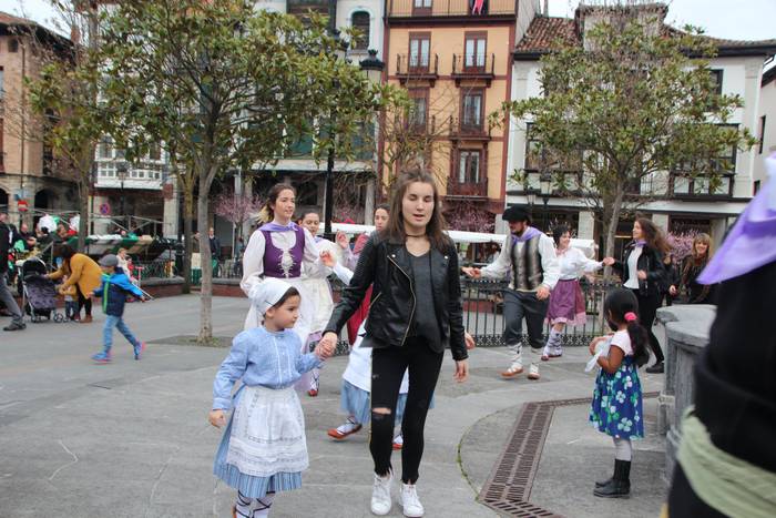 Dantzaren bidez aldarrikatu  16 1520777844390