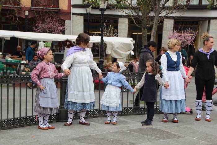 Dantzaren bidez aldarrikatu  41 1520778014564