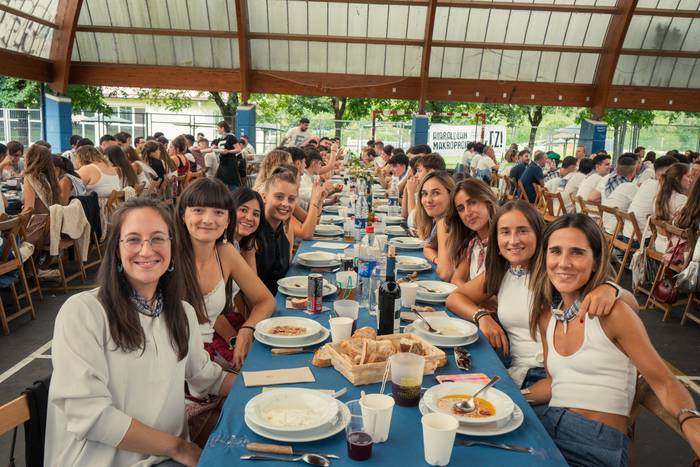 Ehunka lagun bildu dituzte j 102 1757018613429