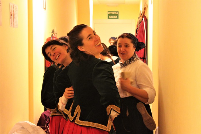 Eskualdeko ehundik gora dantzari eta musikarik koloreztatu zuten Amurrio Antzokiko oholtza - 60