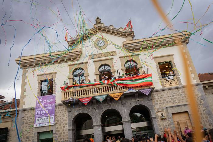 Festa-giroak hartu ditu Amurrioko bazter guztiak Iguarrakoaren etorrerarekin