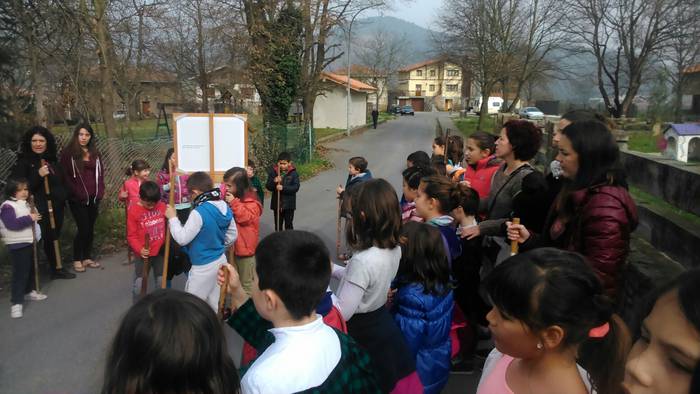 Eguen Zuri etxez etxe ospatz 4 1487890610439