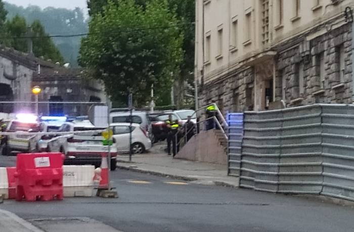 Bi atxilotu Laudion, etxebizitza batean lapurtzea egotzita