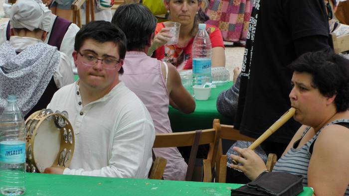 Dantza taldeak taldeak izan  177 1496056700744