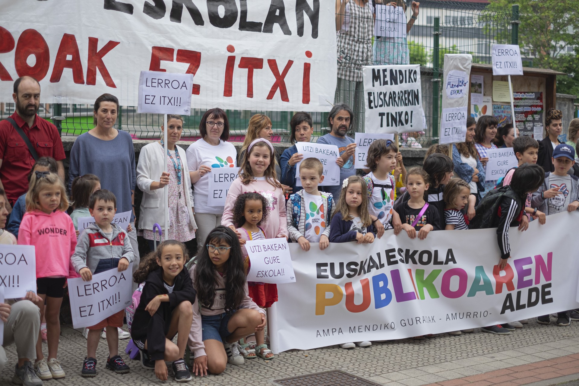 Elkarretaratzea egingo du Mendiko Eskolako hezkuntza komunitateak ostegunean, gela baten itxieraren kontra