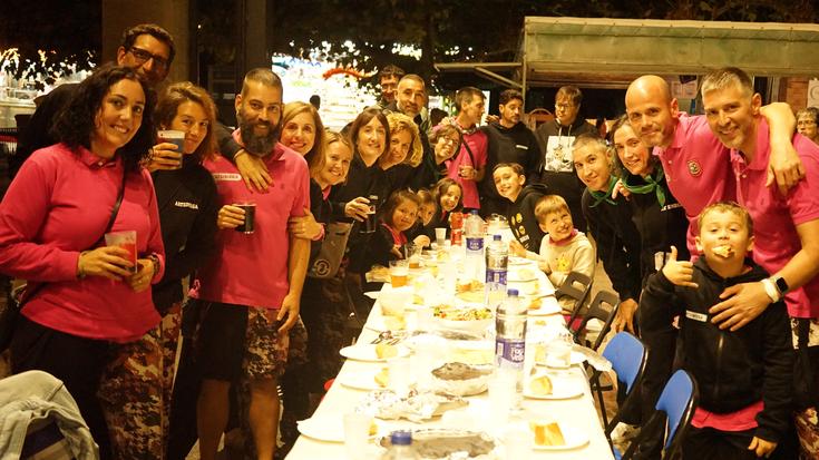 Artziniegako kuadrillek muzin egin diote xirimiriari eta kalera atera dira afaltzera