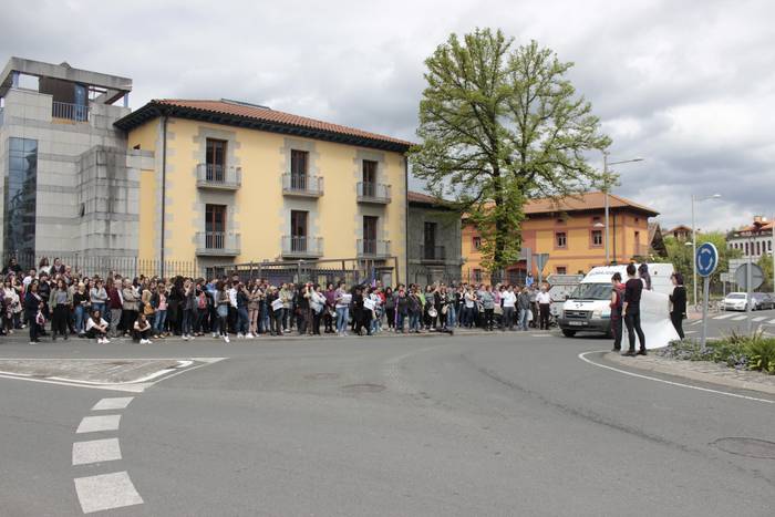 Aiaraldeko mugimendu feministaren epaitegiko protesta