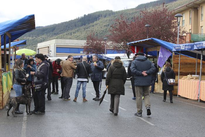 Baserri Azoka egin dute Okon 1 1521978604122