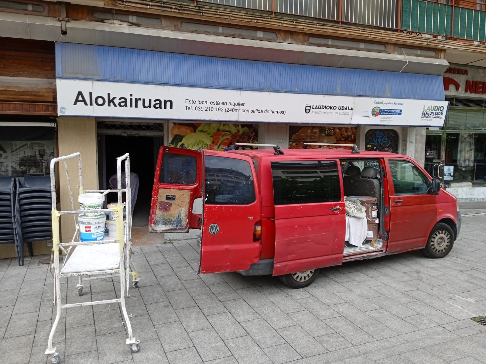 Abastos plazako postuak Zubiko Kurajo kaleko 2. zenbakira lekualdatzen hasi dira