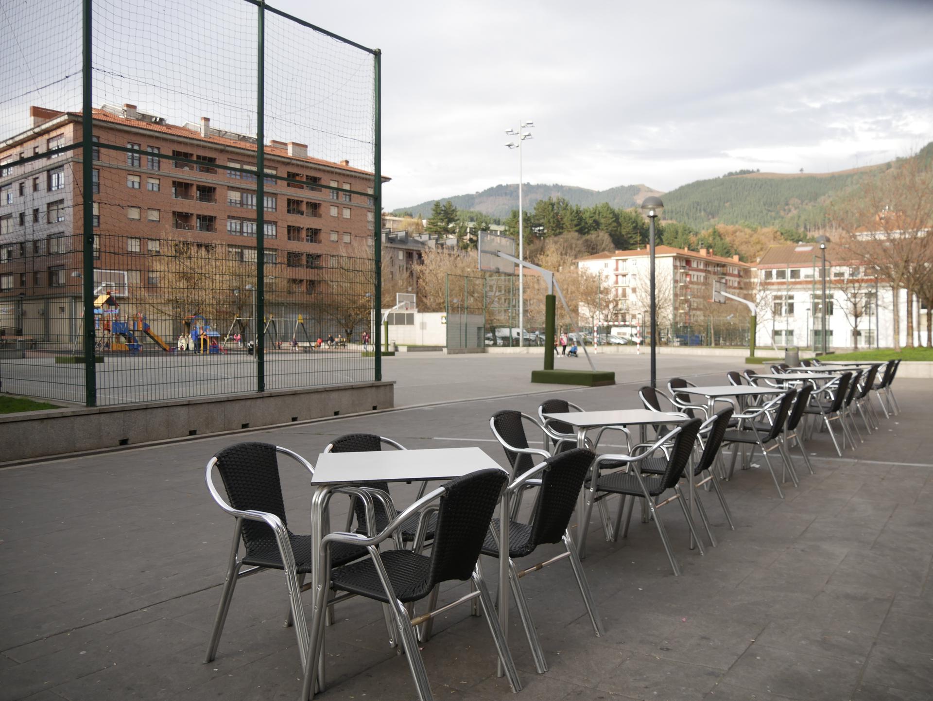 Udalak terraza jartzeko baimenak, Gobernu zentralaren azken erabakien ondoren, egokitu ditu