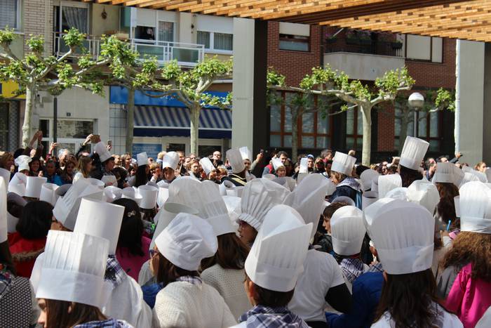 San Anton plazan egin dute u 25 1493306742832