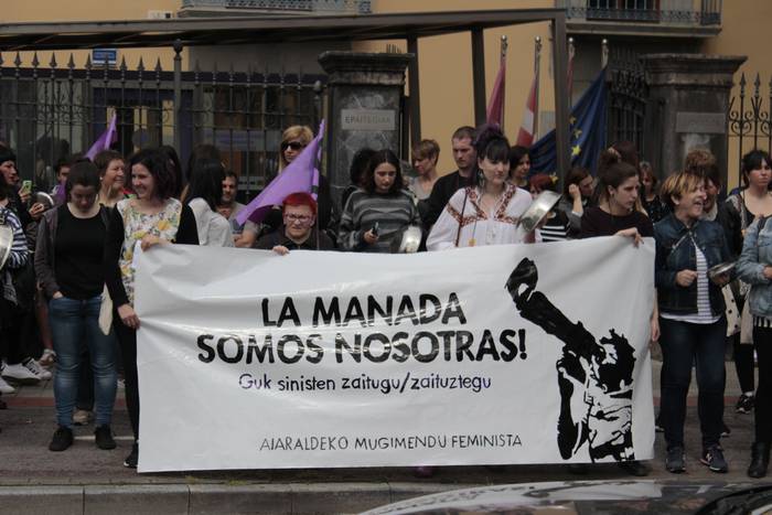 Aiaraldeko mugimendu feministaren epaitegiko protesta