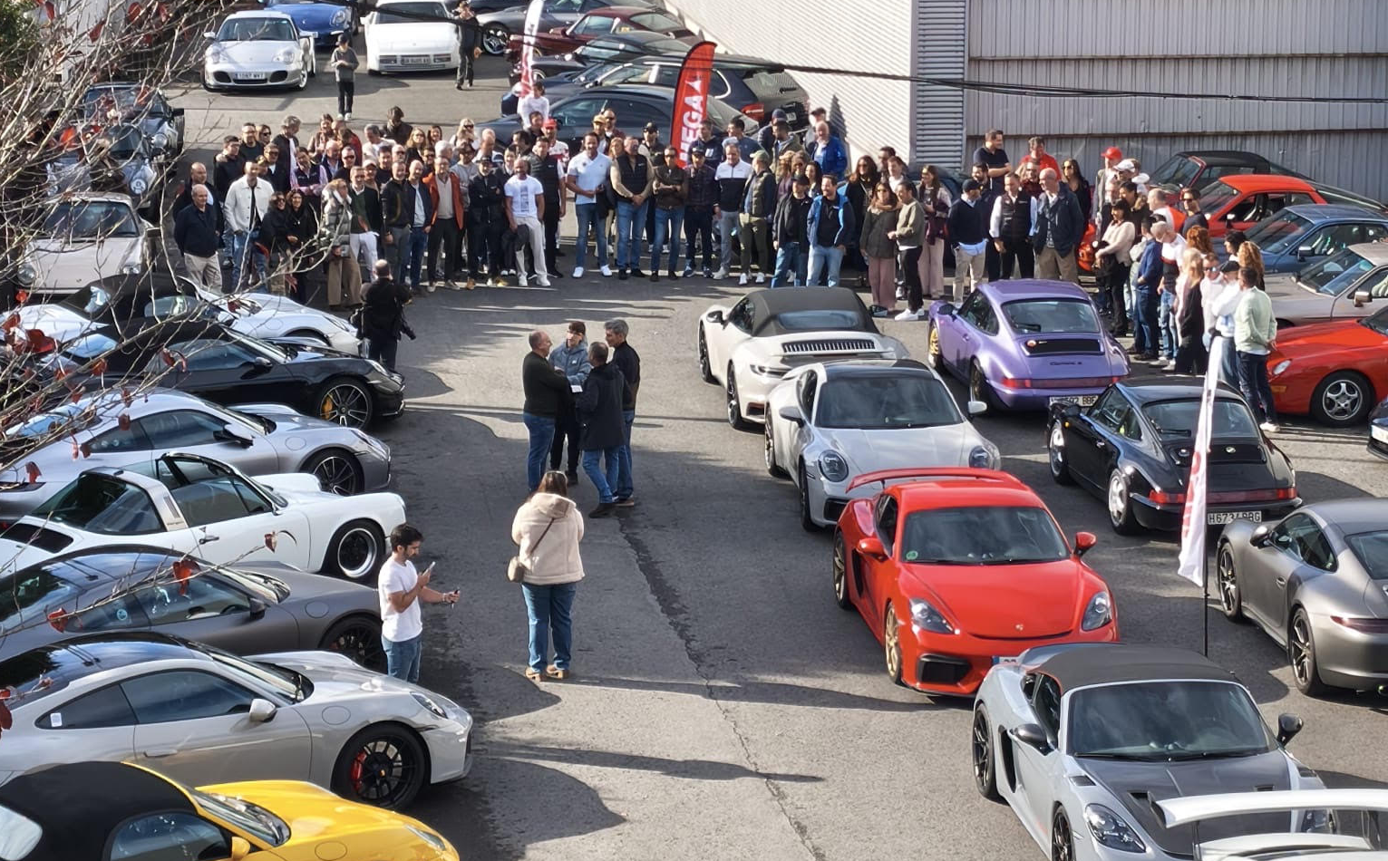Garai ezberdinetako 60 Porschek zeharkatu dituzte Aiaraldeko errepideak