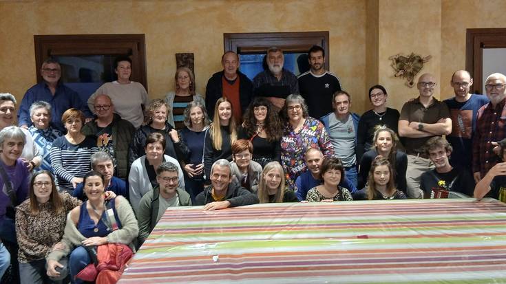 Gustura geratu ziren larunbatean bertsozaleak Amets Arzallus eta Oihana Bartrarekin izandako bazkariaren ostean