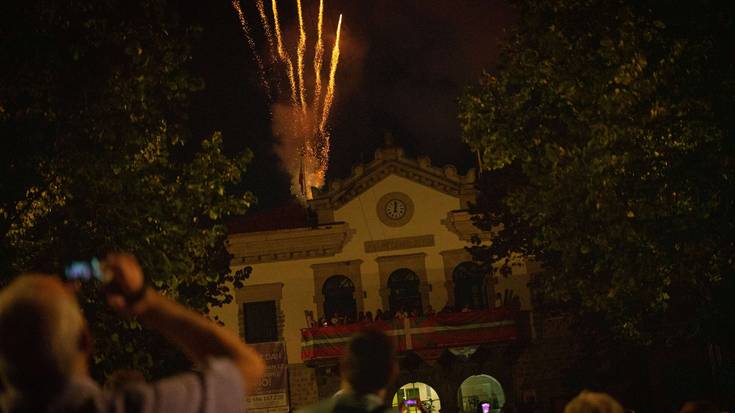 Su artifizial eta musika artean agurtu da Amurrioko Iguarrakoa