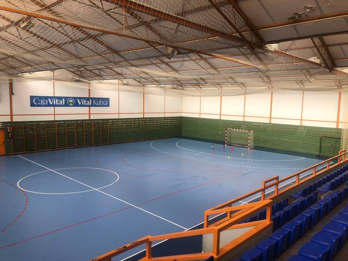 Udalak kiroldegiko eskubaloi- eta saskibaloi-kantxen argiteria berriztuko du