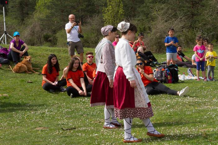 Ehunka dantzari eta ikusle b 55 1524466922110