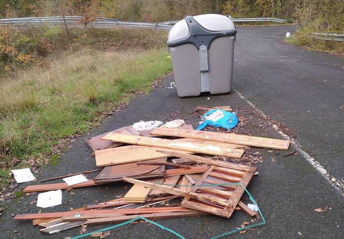 2.000 euro arteko isunak ezarriko dituzte hondakinak baimendu gabeko edukiontzietan edo bide publikoetan uzteagatik