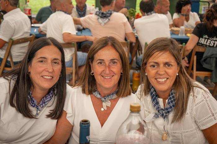 Ehunka lagun bildu dituzte j 100 1757018601736