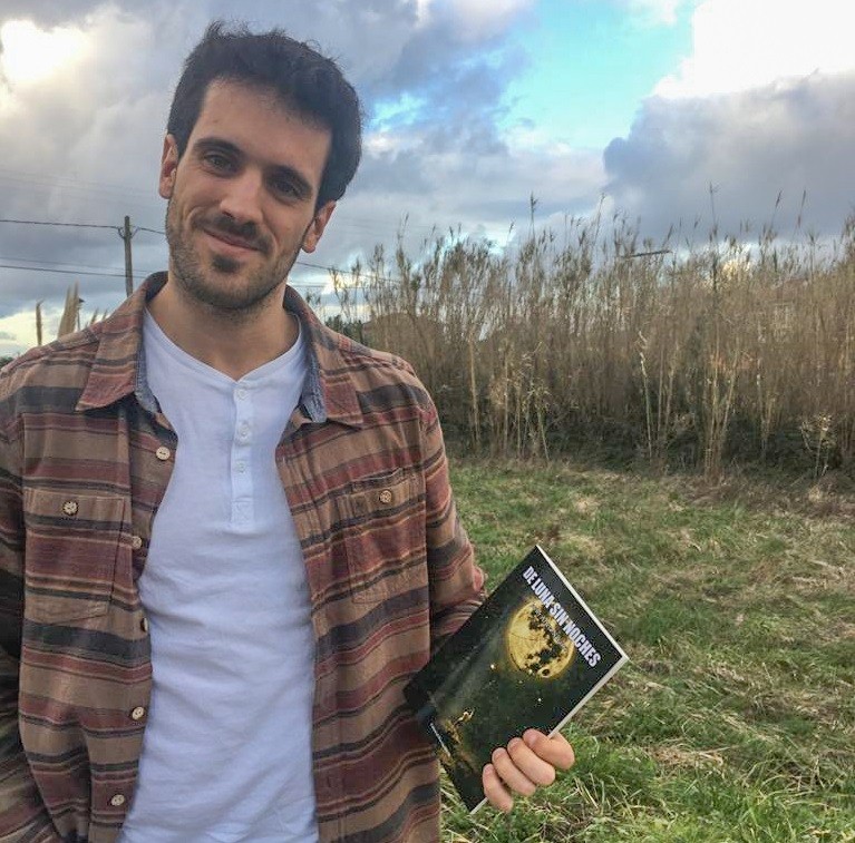 “Bakardadean sufritzen duten eta ezulertuak edo ahaztuak sentitzen diren pertsonentzako omenaldia da liburua”
