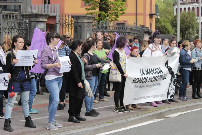 Aiaraldeko mugimendu feministaren epaitegiko protesta