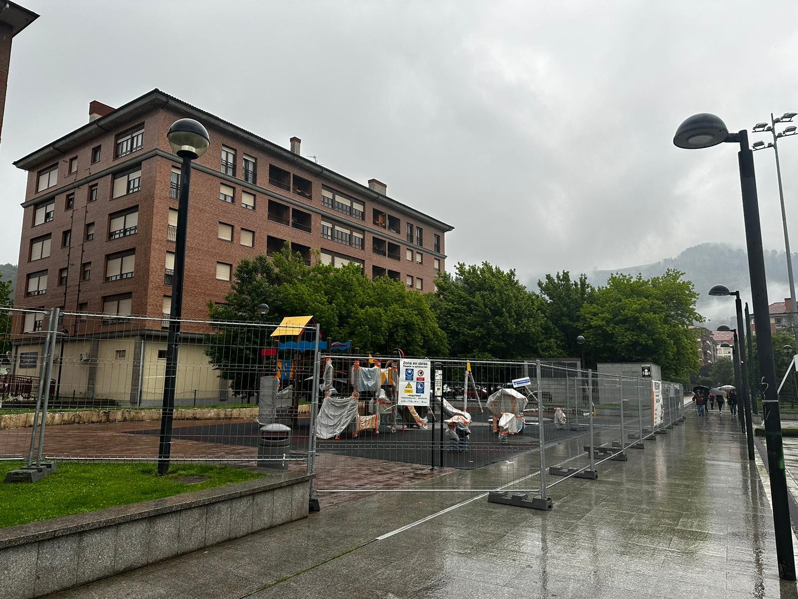 Laudiok hasi ditu haurrentzako Aldaiko parkeko estalkia jartzeko lanak