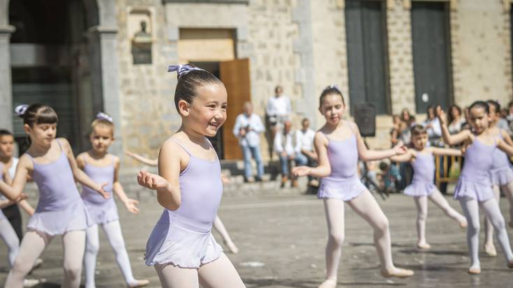 Dantzaz bete dute Amurrioko Juan Urrutia plaza