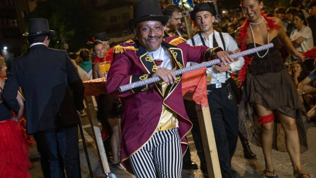 Irudimenez bete dituzte Amurrioko kaleak karrozen desfilean