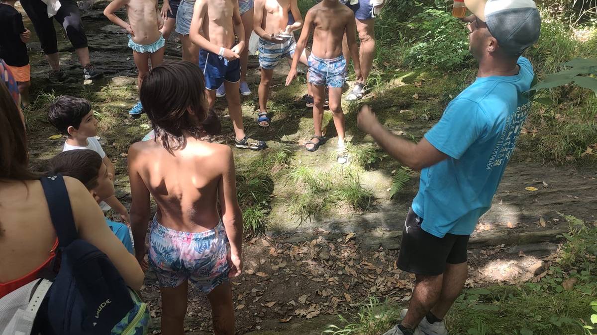 Igandeko beroari Izalde errekan egin zioten aurre hainbat familiak Okondon