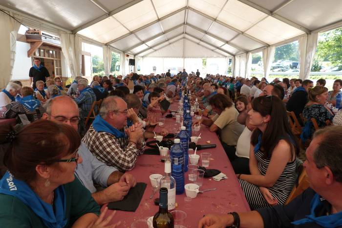 Auzokide ugarik hartu zuten  86 1506366844384