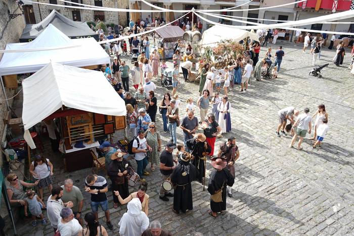 Jendez beteta itzuli da Artz 16 1758400034164