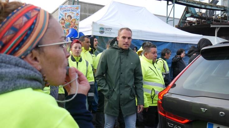 Txistu, petardo eta bengala artean sartu dira Garnicako zuzendaritzako kide eta abokatuak 39 kaleratzeak negoziatzeko bilerara