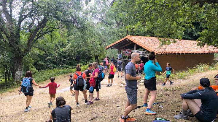 Txarlazo Mendi Taldeak Santiago Eguna ospatu zuen larunbatean erromeria antolatuta