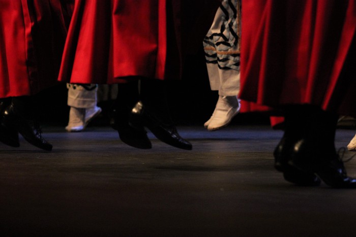 Eskualdeko ehundik gora dantzari eta musikarik koloreztatu zuten Amurrio Antzokiko oholtza - 94