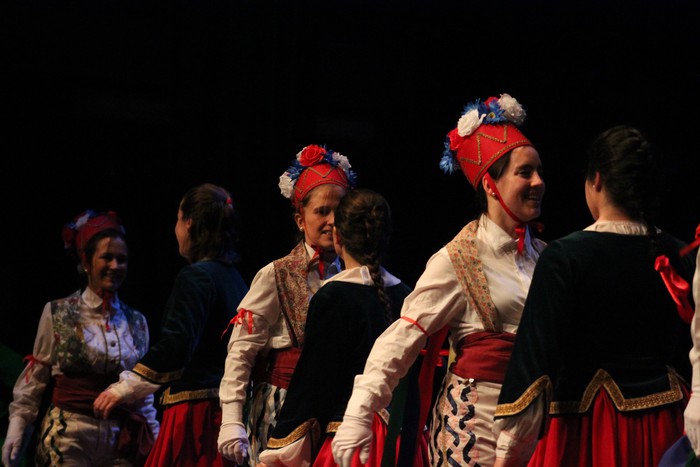 Eskualdeko ehundik gora dantzari eta musikarik koloreztatu zuten Amurrio Antzokiko oholtza - 96