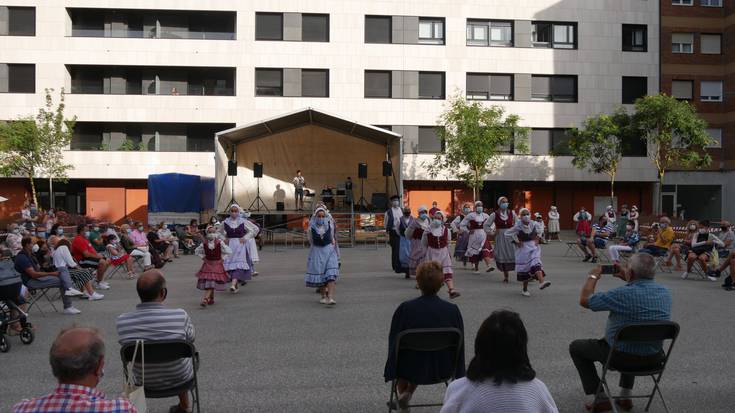 Itxarkundiaren emanaldia: musukoak soinean, hankak airean