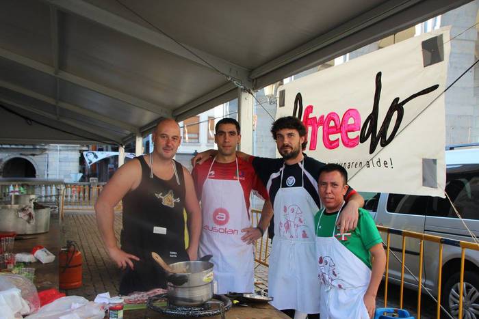 Gazte ugari batu zituen Inde 1 1508073745188