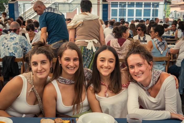 Ehunka lagun bildu dituzte j 89 1757018569505