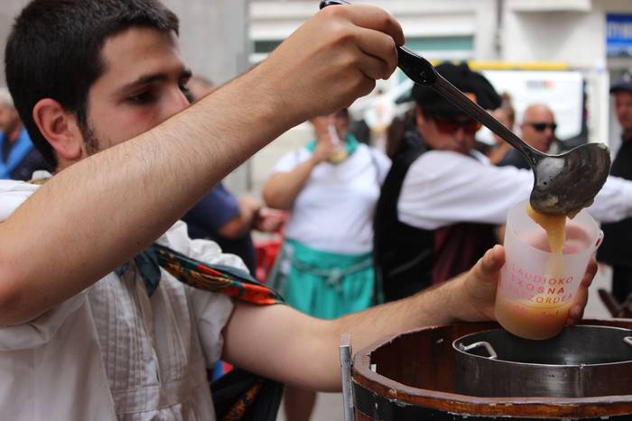 Sokatik tiraka itzuli dira j 16 1503500310821