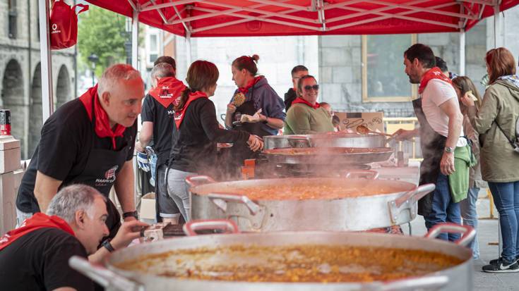 400 paella errazio banatu ditu Marmita Elkarteak, jaietako azken egunaz gozatzeko