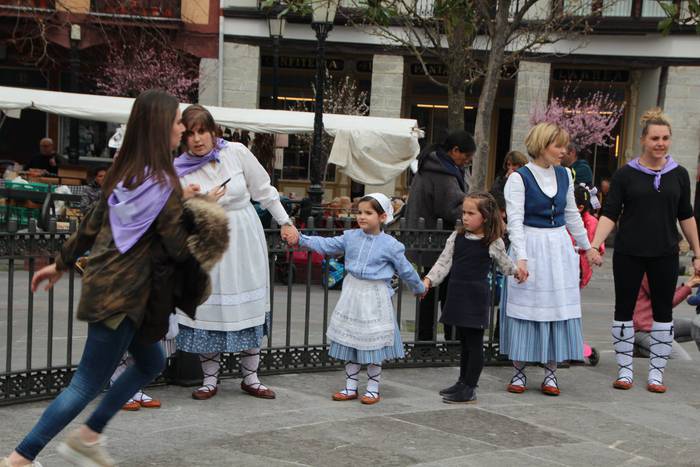 Dantzaren bidez aldarrikatu  14 1520777831553