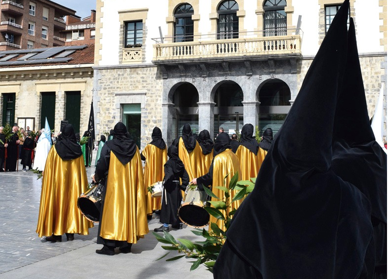 Santa Vera Cruz Kofradiak laguntza eskatu du "prozesioak salbatzeko", jende faltagatik galtzeko arriskuan daude eta