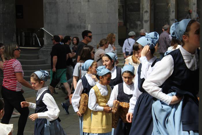 Ehunka dantzari eta ikusle b 11 1524460715500